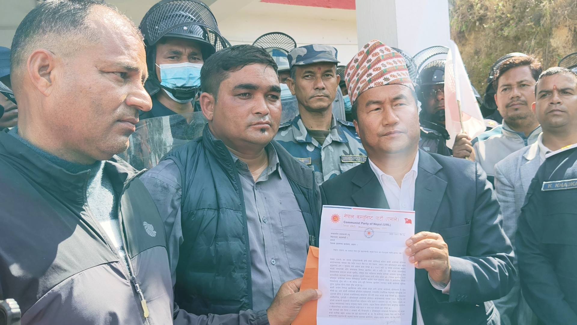 एमाले अछाम द्धारा प्रधानमन्त्रीको कार्यालयलाई ज्ञापन पत्र