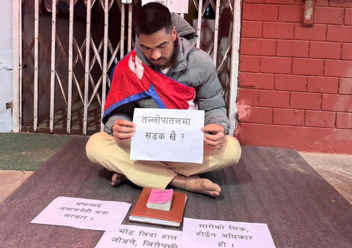 सडकको माग गर्दै रामारोशन गाउँपालिका अगाडि युवा आमरण अनसनमा