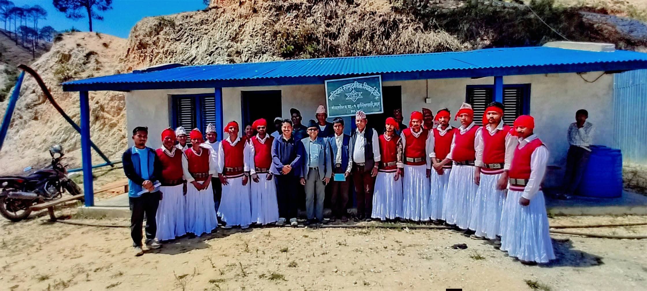 मालिका सामुदायिक सिकाई केन्द्रद्वारा पञ्चेबाजा समूहलाई पोशाक सहयोग