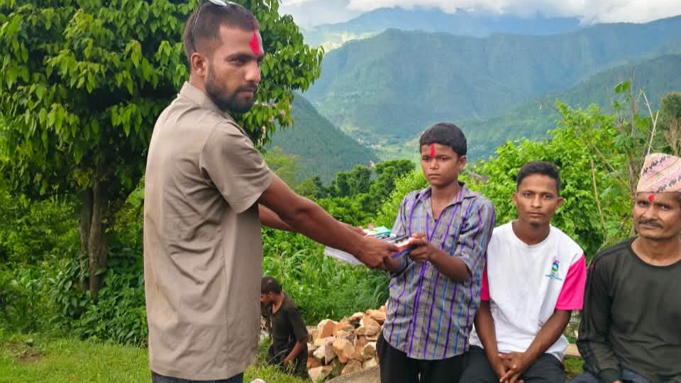 जन्मदिनको अवसरमा पारस नेपालीलाई शैक्षिक सामग्री हस्तान्तरण