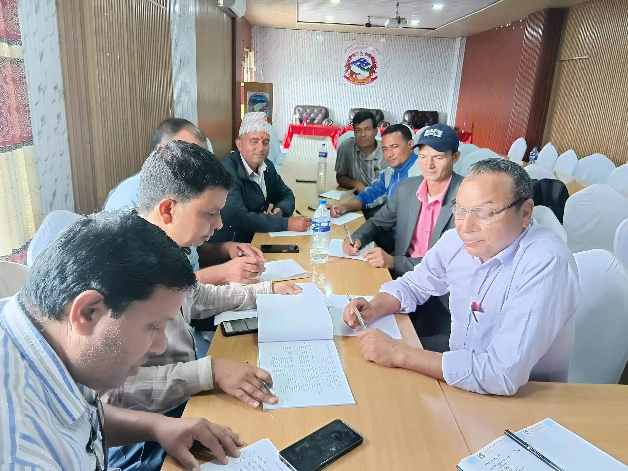 मंगलसेनमा स्थानीय पाठ्यपुस्तक लेखनका लागि मस्याैदा समितिकाे बैठक,  जतिसक्दो चाँडाे विद्यार्थीलाई पुस्तक दिने लक्ष्य रहेकाे शिक्षा अधिकृत भण्डारीकाे भनाई 
