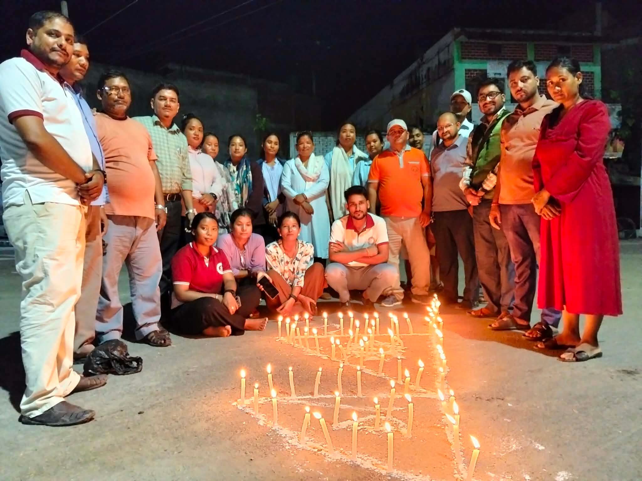 बाढीबाट मृत्यु हुनेप्रति श्रद्धाञ्जली व्यक्त गर्दै राजापुरमा दीप प्रज्वलन